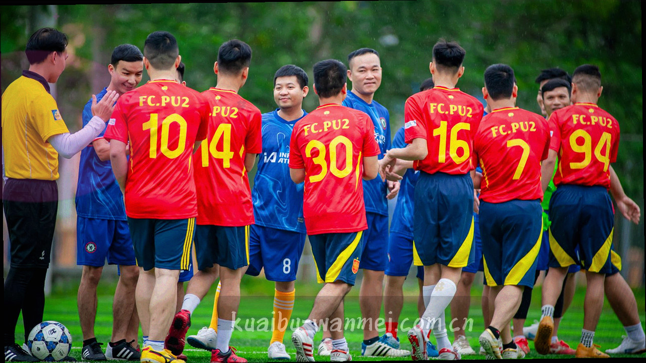 低饱和高对比的运动场景剪影，画面上叠加半透明数据刻度与坐标点